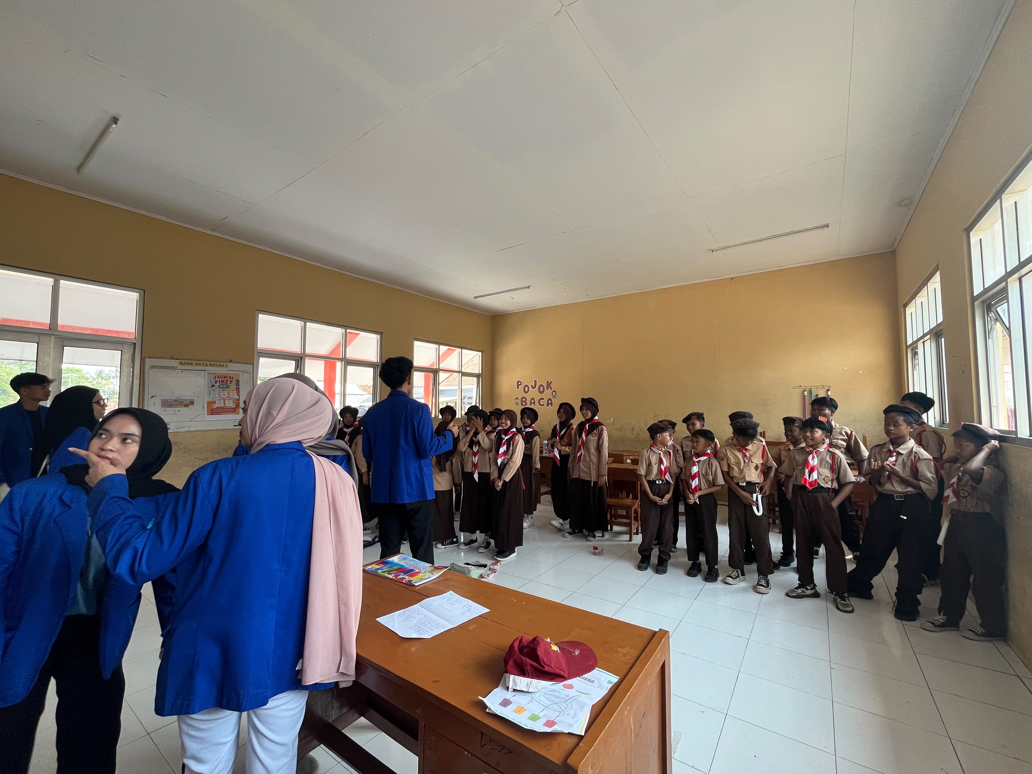 Latihan Kepramukaan SD Negeri 1 Babakan dalam Persiapan Perkemahan Didampingi Mahasiswa KKN-T Universitas Majalengka