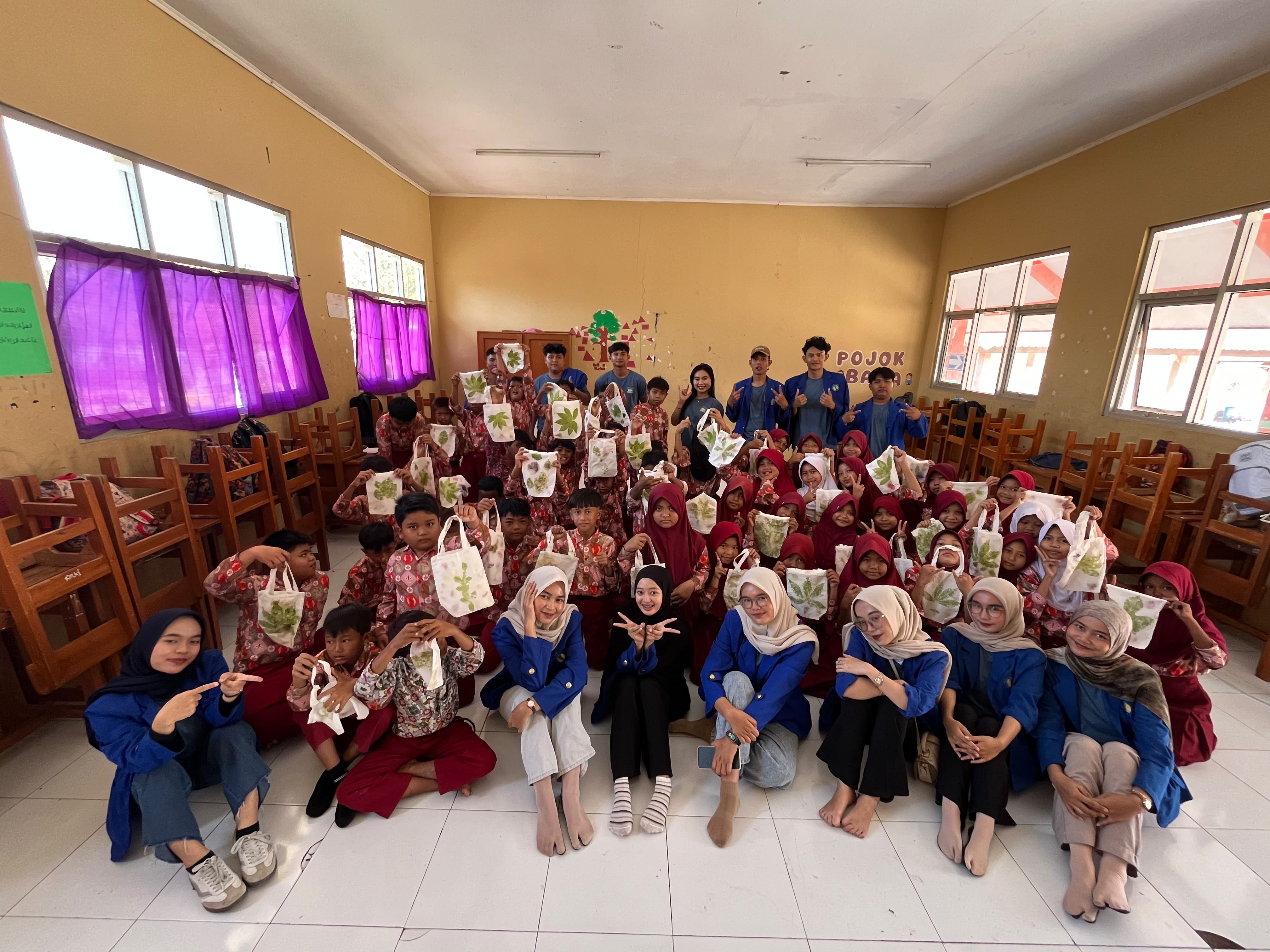 Sentuhan Alam dalam Karya, Mahasiswa KKN-T Universitas Majalengka Kenalkan Ecoprint kepada Siswa SD Negeri 1 Babakan